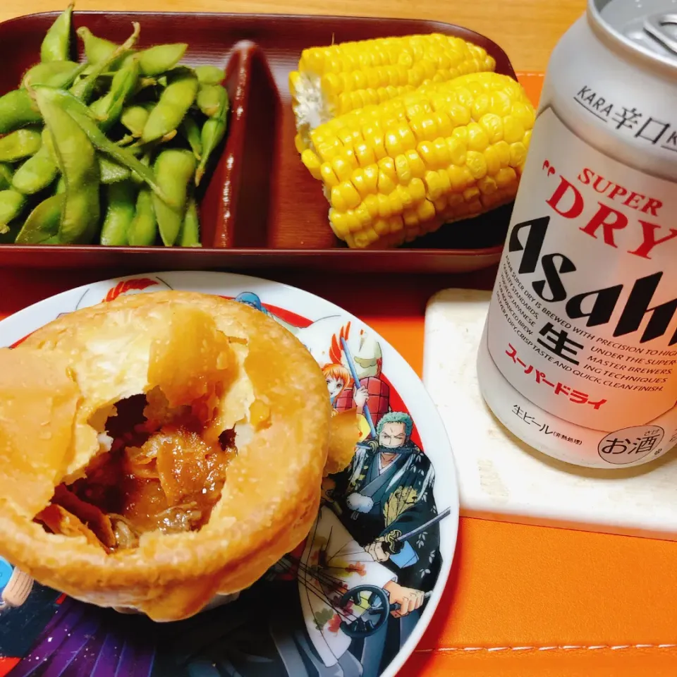 夏だね！
枝豆とトウモロコシ🫛🌽

あと、シチューポットパイ
夏と冬混在なツマミでかんぱぁい🍻|naoさん