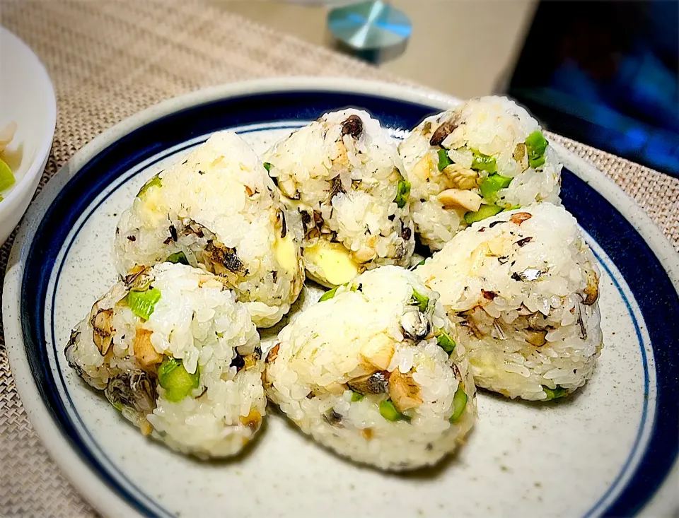 焼きししゃもとアスパラ、チーズのちびむすび🍙✨|あちゃこさん