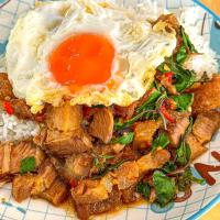 Gaprao Moo Krob w/ Kai Dao (กะเพราหมูกรอบ + ไข่ดาว) 🤤🐷🍳