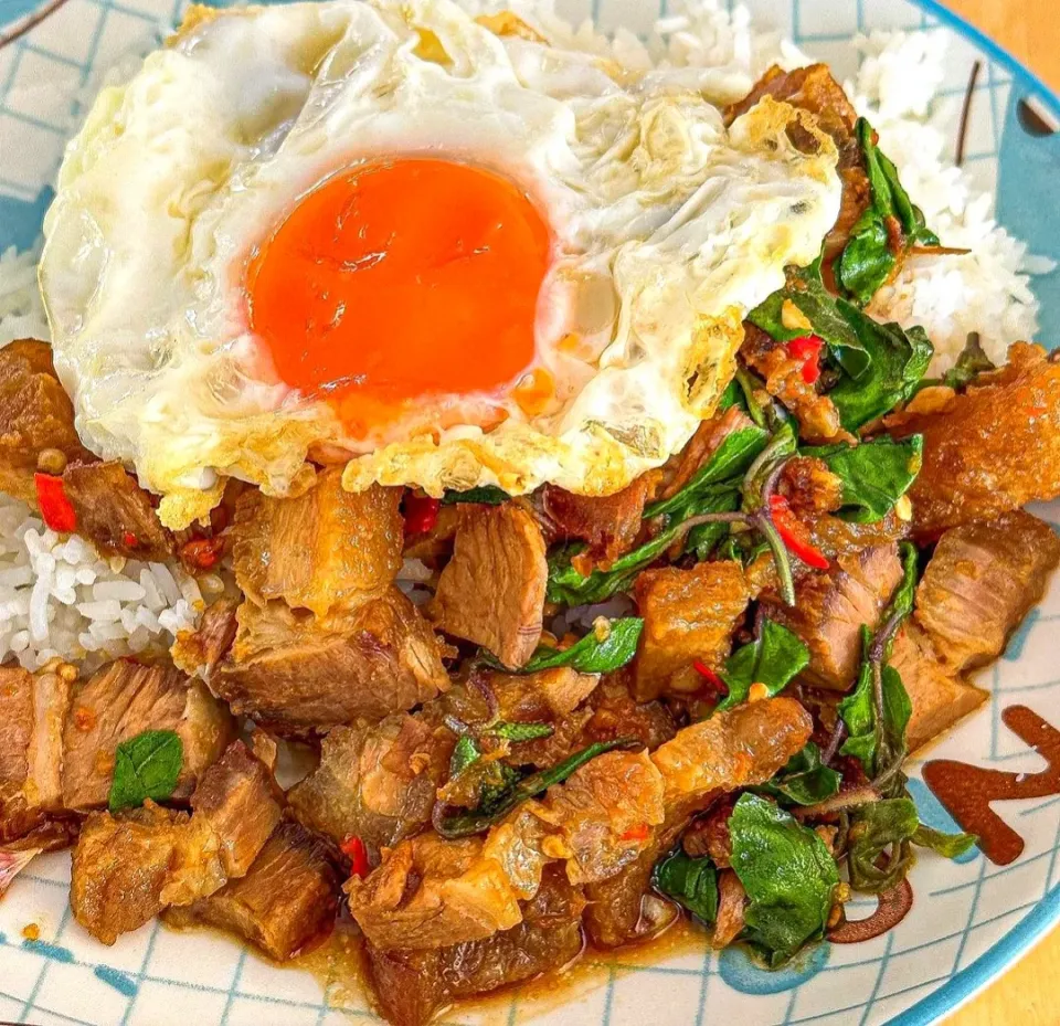 Gaprao Moo Krob w/ Kai Dao (กะเพราหมูกรอบ + ไข่ดาว) 🤤🐷🍳|An'leeさん