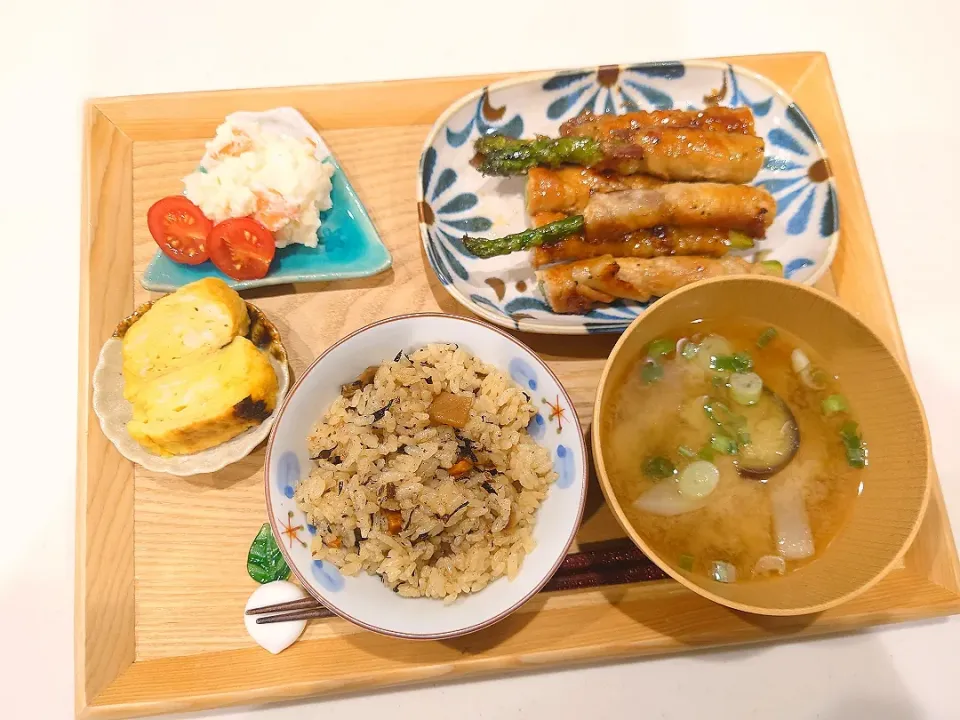 Snapdishの料理写真:沖縄炊き込みご飯、アスパラの肉巻き、だし巻き卵、ポテトサラダ、味噌汁|sorsmdさん