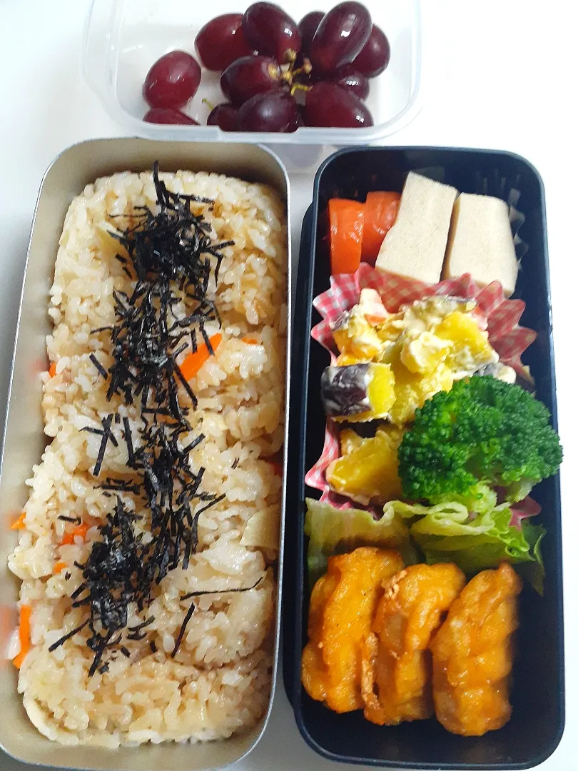 ☆中学生弁当☆玄米入り炊き込みご飯、高野豆腐、薩摩芋サラダ、ブロッコリー、ナゲット、葡萄|ｼｮｺﾗさん