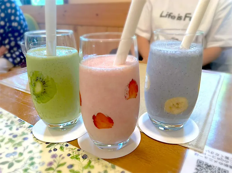 地元のお野菜と果物を使ったスムージー🍓🍌🥝😋|アライさんさん