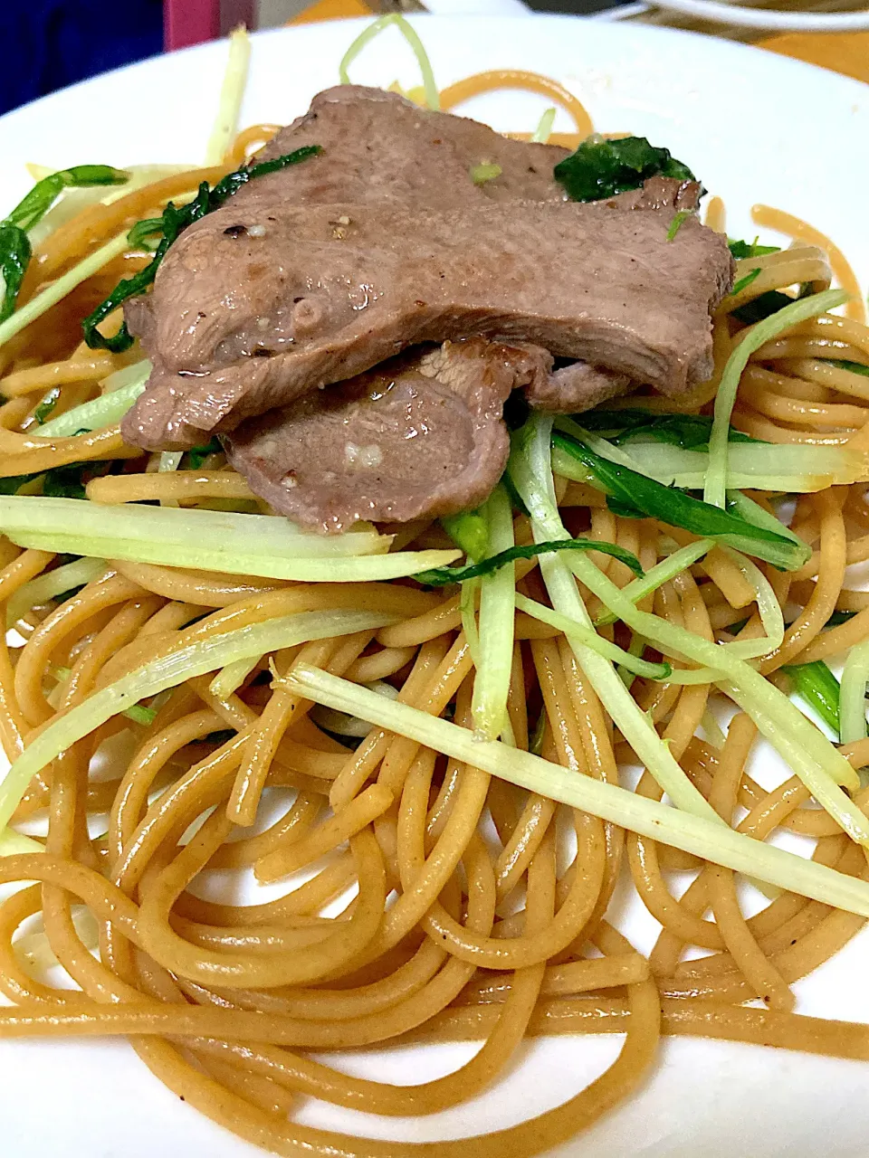 タンと食べる水菜とほうれん草全粒粉のパスタ|まこりさん