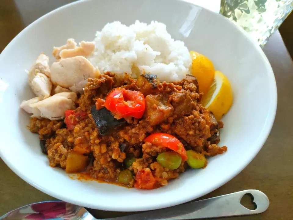 昼ご飯♡

ハバネロいっぱい刻んで茄子ドライカレー♪

昆布煮チキンとレモン添え🍋|アカネ💖さん