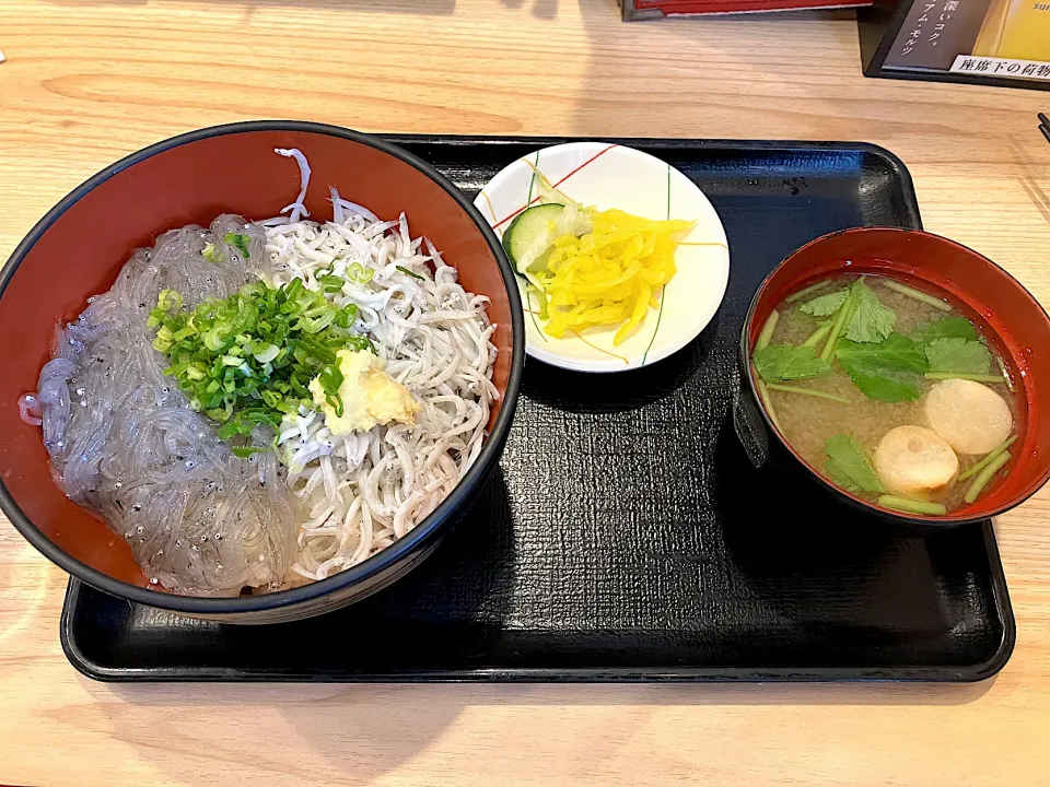 Snapdishの料理写真:生しらす釜揚げしらす丼|しのぶさん