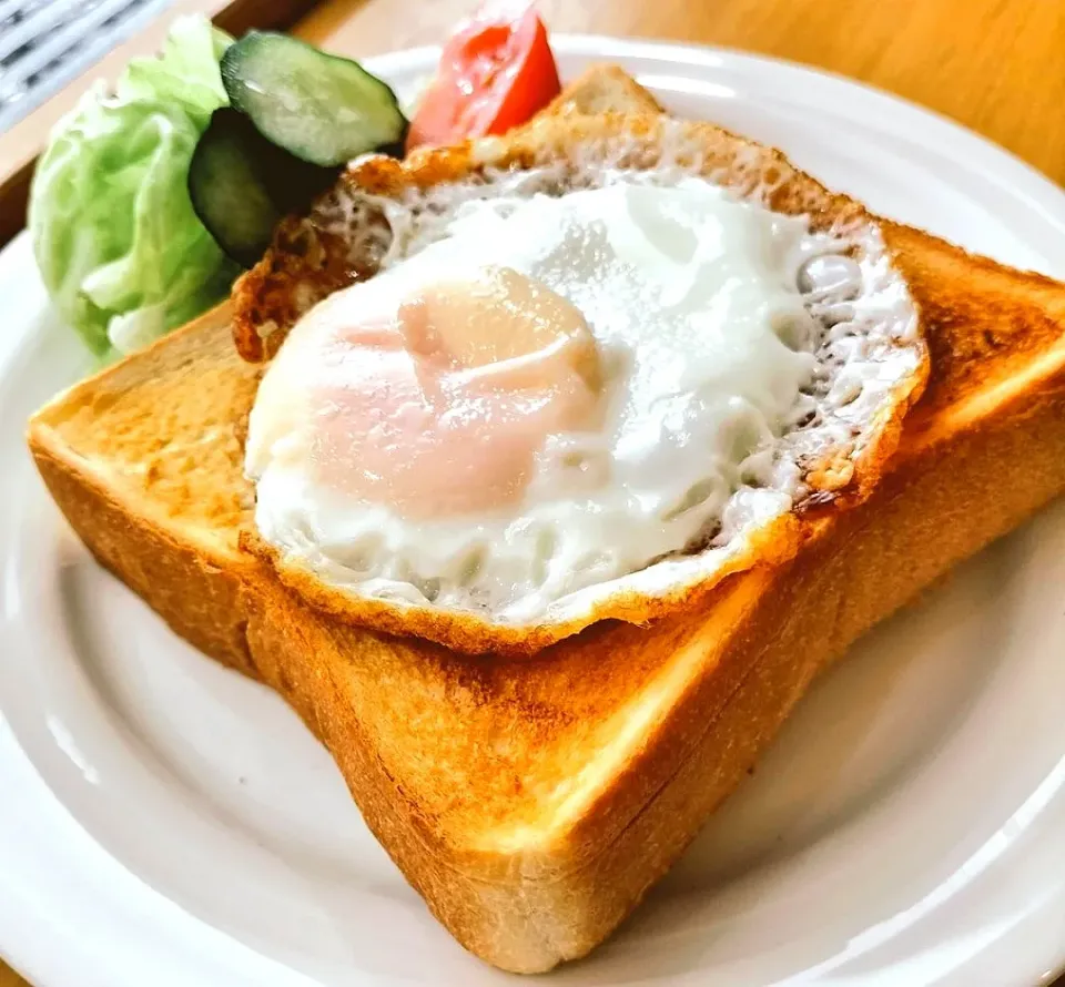 シンプルな目玉焼き乗せトースト|猫屋さん