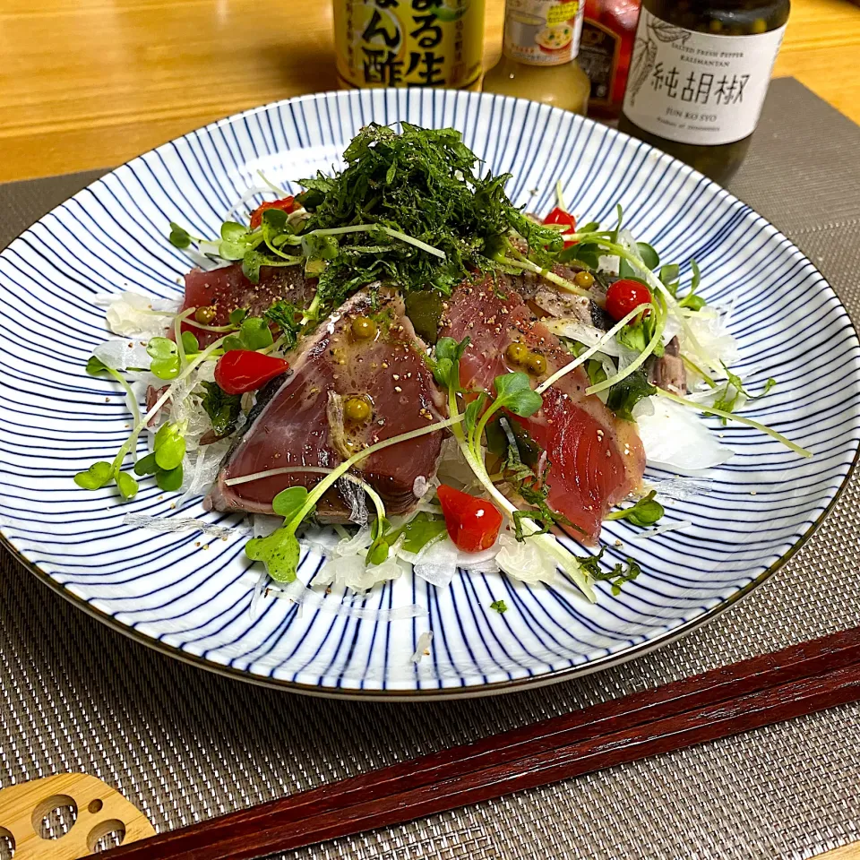 鰹のたたき　たっぷり薬味のサラダ仕立て　純胡椒＋まる生ぽん酢＋MCスモーク香るオイスターソース|sakurakoさん