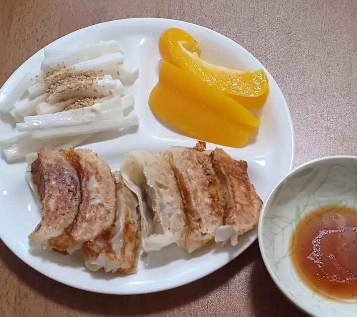 餃子
大根のごまマヨネーズサラダ
パプリカ
ご飯🍚|ナナさん