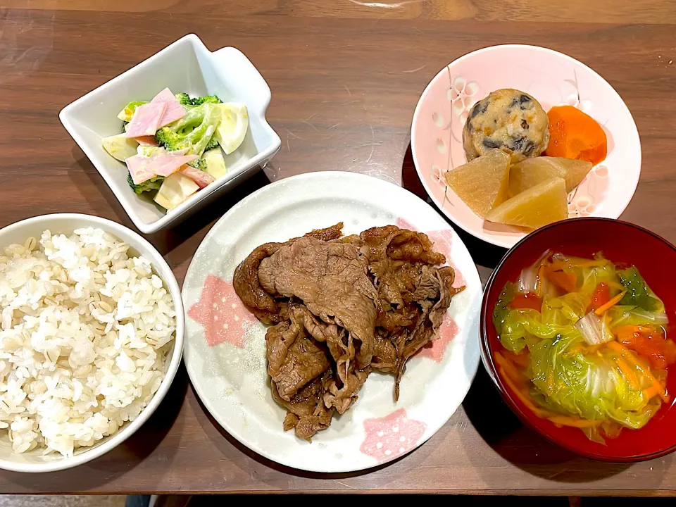 頂き物牛肩ロース甘辛焼き　白菜とトマトの中華スープ　煮物　ブロッコリーとゆで卵のマヨサラダ|おさむん17さん