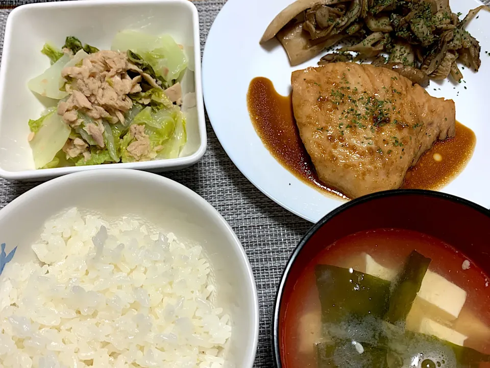 Snapdishの料理写真:かじきのにんにく醤油焼き、白菜とツナの煮物|maa@さん