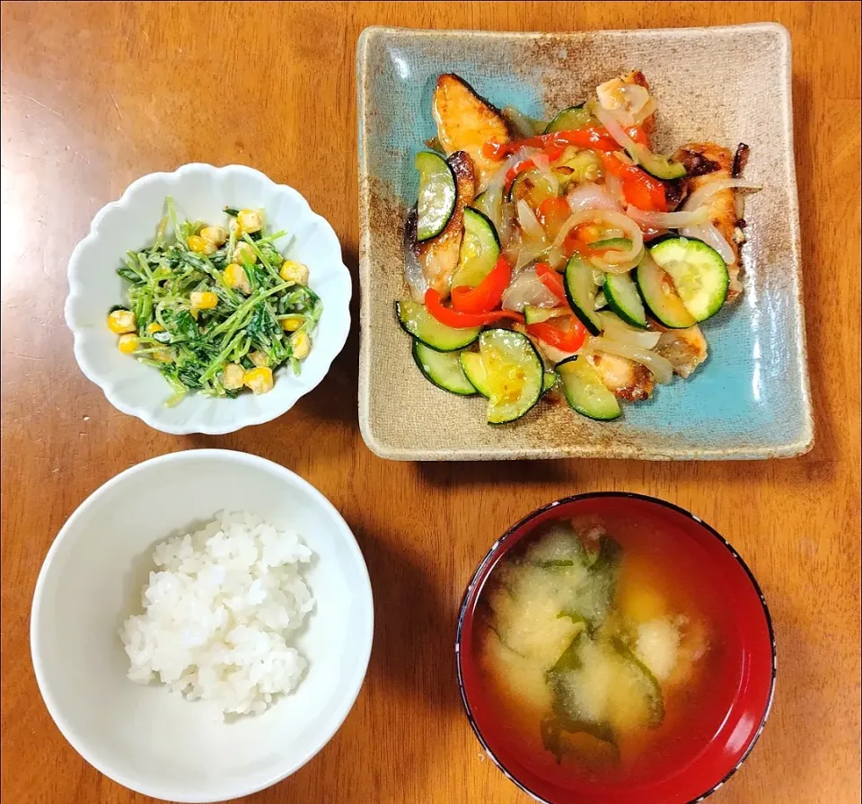 2023 0519　サーモンと野菜のレモンソース炒め　水菜とコーンのマヨサラダ　豆腐とわかめのお味噌汁|いもこ。さん