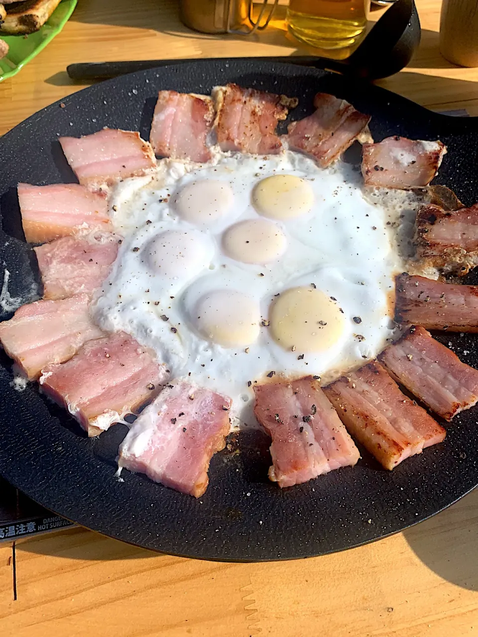 マルチグリドルでベーコンと目玉焼き🍳|みっこちゃんさん