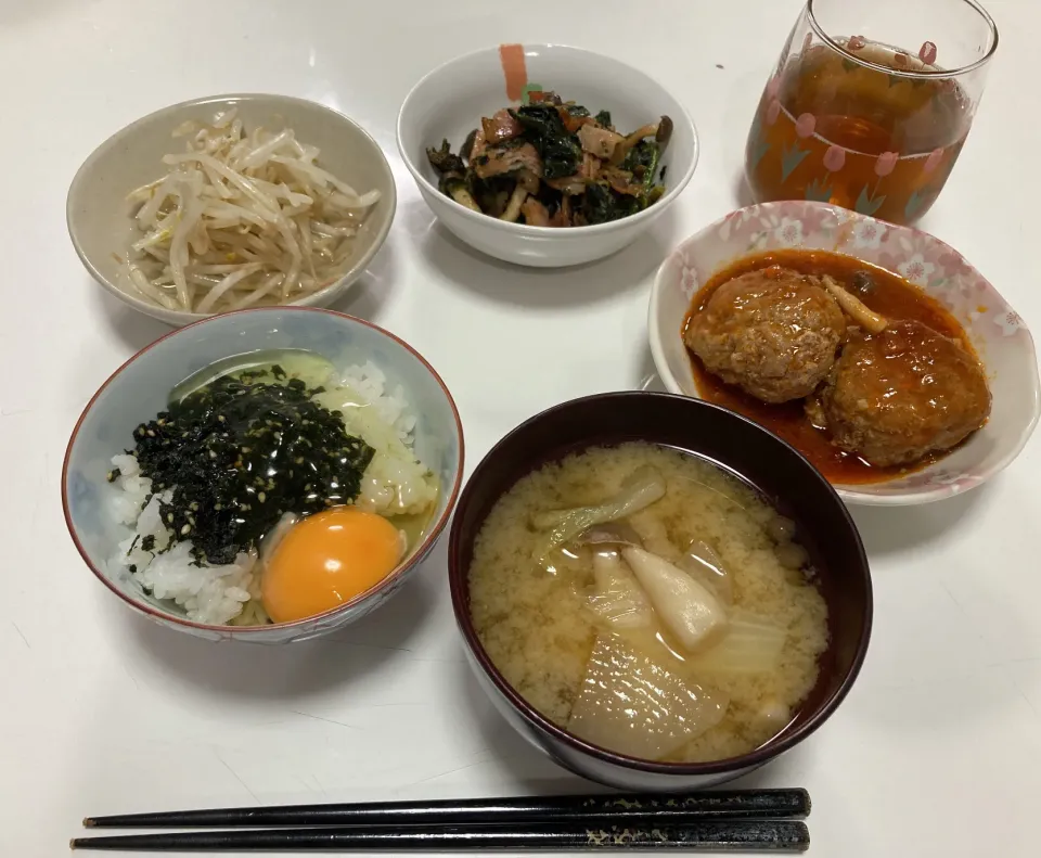 Snapdishの料理写真:作り置きで晩御飯☆もやしの酢の物☆ほうれん草とベーコンとしめじのバター醤油☆煮込みハンバーグ☆みそ汁（白菜・大根・しめじ）|Saharaさん