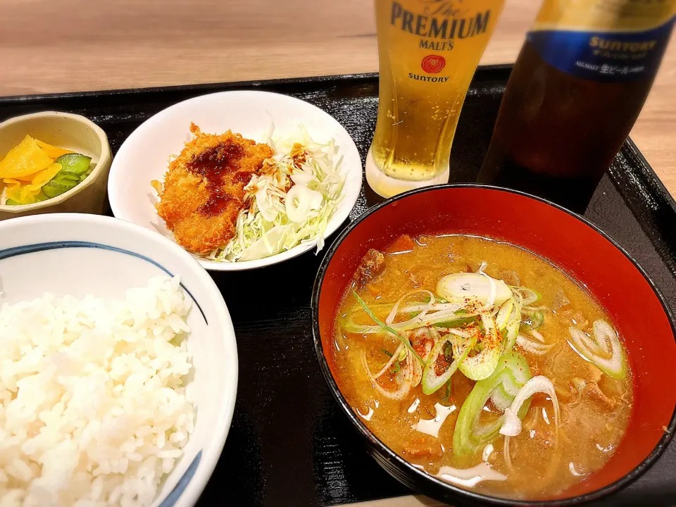 Snapdishの料理写真:とん汁定食（ヒレかつ付） 並 ¥748|Blue Moon Caféさん