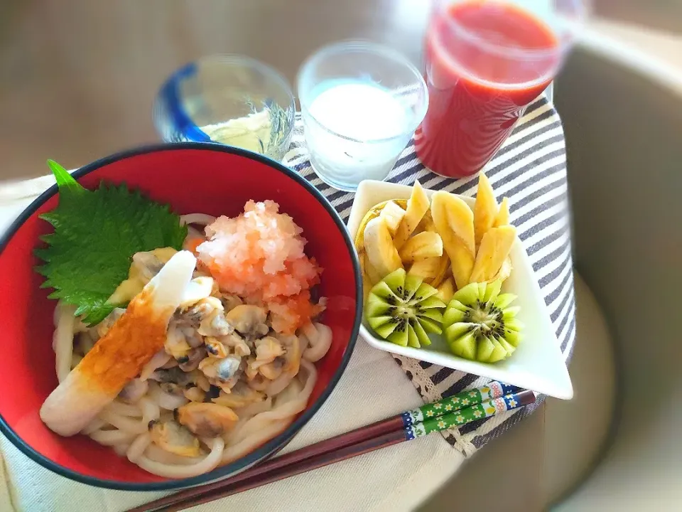 朝ご飯♡

おはようございます☀

アサリの薄だし煮
大根人参あわせおろし、おろし生姜、焼き竹輪のせツルツルうどん
と、
キウイとバナナ♪|アカネ💖さん