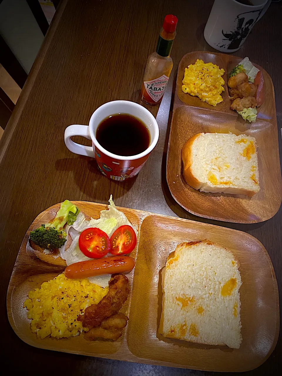 スクランブルエッグ　フライドチキン　焼きソーセージ　サラダ　チェダーチーズの食パン　コーヒー|ch＊K*∀o(^^*)♪さん