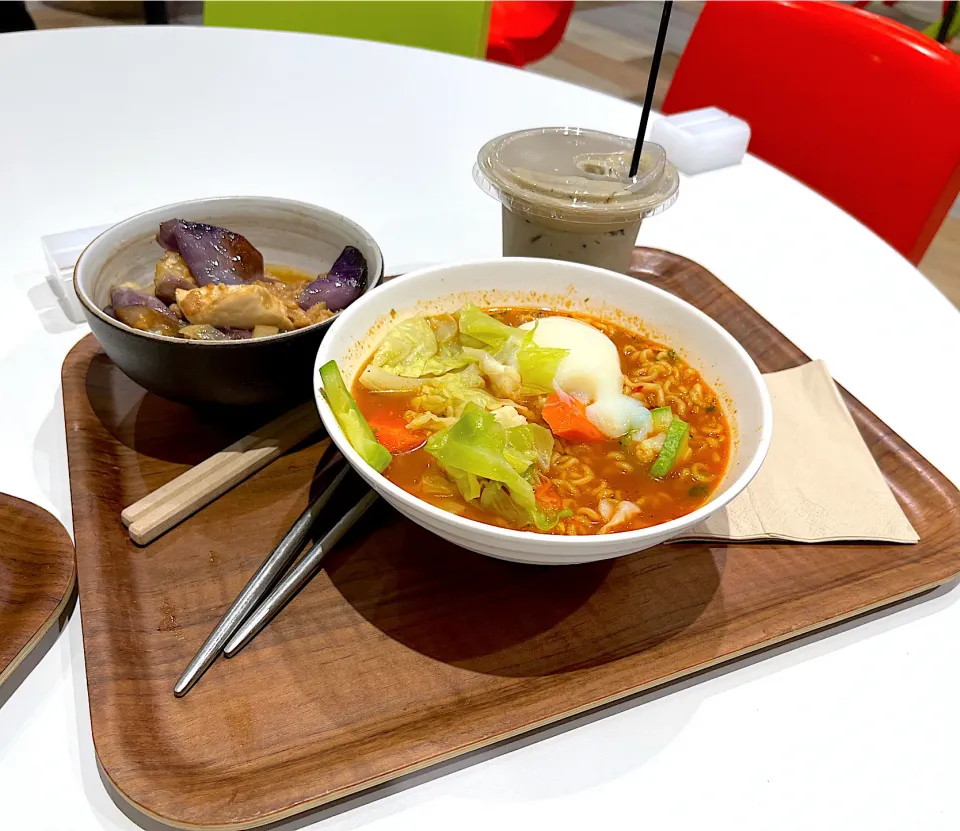 Spicy shin instant noodles with onsen egg and eggplant|skyblueさん