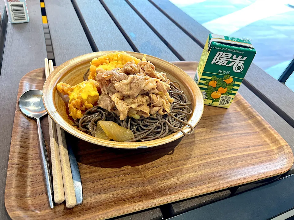 Soba with deep fried chicken and sliced beef|skyblueさん