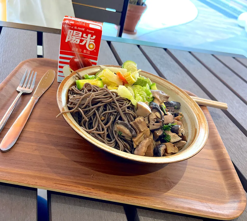 Soba with assorted vegetables and mushrooms|skyblueさん