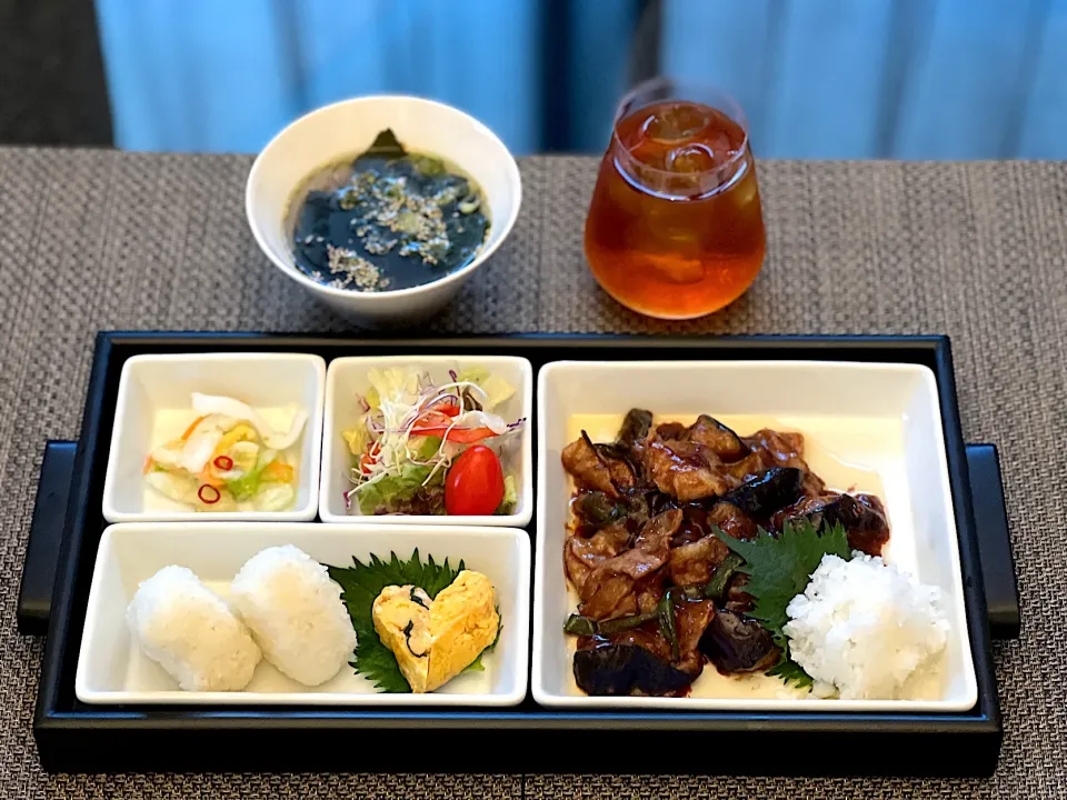 休日の朝ご飯♪

茄子🍆の料理が食べたくなって、豚バラと茄子の味噌炒め✨

●塩むすび🍙
●豚バラと茄子の味噌炒め
●鬼おろし
●だし巻き卵
●サラダ🥗
●お新香
●ワカメスープ|yokoさん