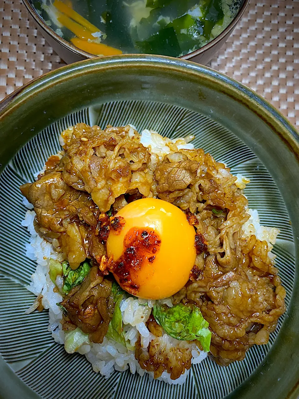 Snapdishの料理写真:牛カルビ丼|すくらんぶるえっぐさん