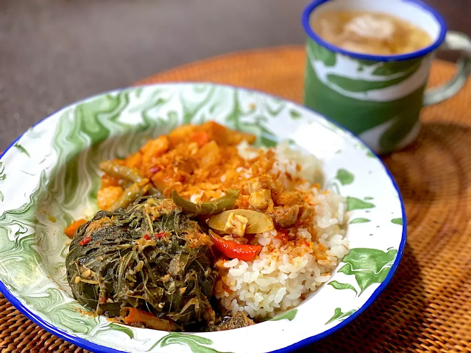 Buntil singkong & sambal kentang|yeni kartikasariさん