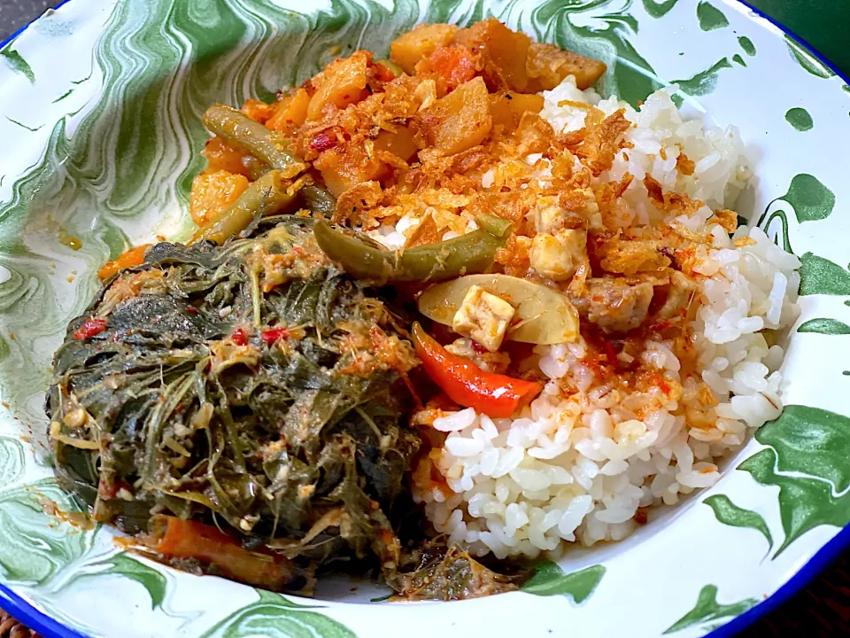 Snapdishの料理写真:yeni kartikasari's dish Buntil singkong & sambal kentang|yeni kartikasariさん