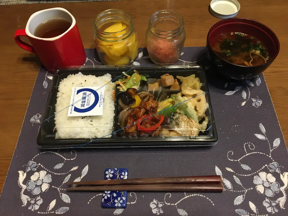 Snapdishの料理写真:黒酢酢鶏の幕の内弁当(昼飯。ほっともっとのお弁当)|enarinさん