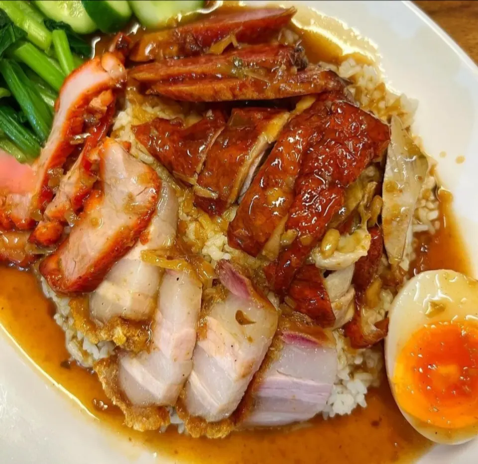 Mixed Meat:- Grilled Pork, Duck & Crispy Pork Belly over Rice w/ Soft-boiled Egg  (ข้าวเฉโป) 🐷🦆🥚🍚
...
...
Super Yummy & Savory 🤤|An'leeさん