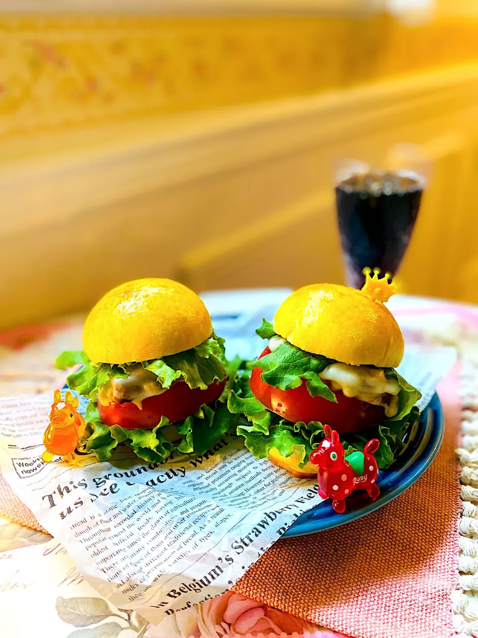 Snapdishの料理写真:焼きたてバンズでチーズ🍔　　　　　　　　　　厚切り🍅＆たっぷりレタス🥬も👍|🐶dekochoro🐶さん