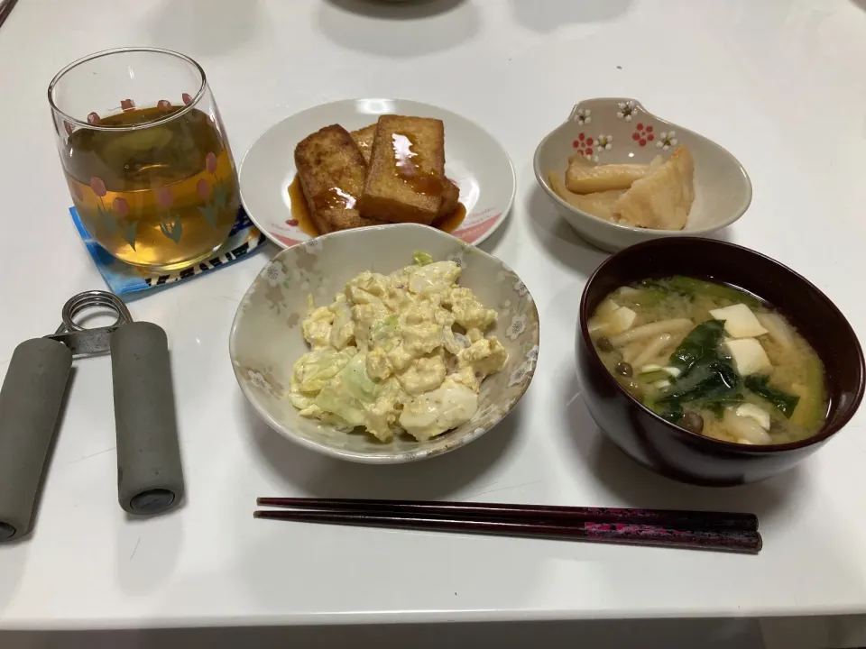 Snapdishの料理写真:晩御飯☆厚揚げステーキ☆アブラカレイの炊いたん☆サラダ（キャベツ・卵・海老）☆みそ汁（豆腐・しめじ・小松菜）|Saharaさん