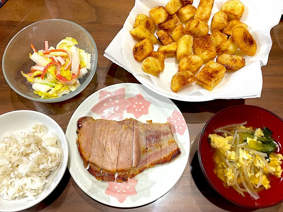 豚ロースの味噌漬け　もやしと小松菜のスープ　フライドポテト　白菜とカニかまのマヨポン和え|おさむん17さん