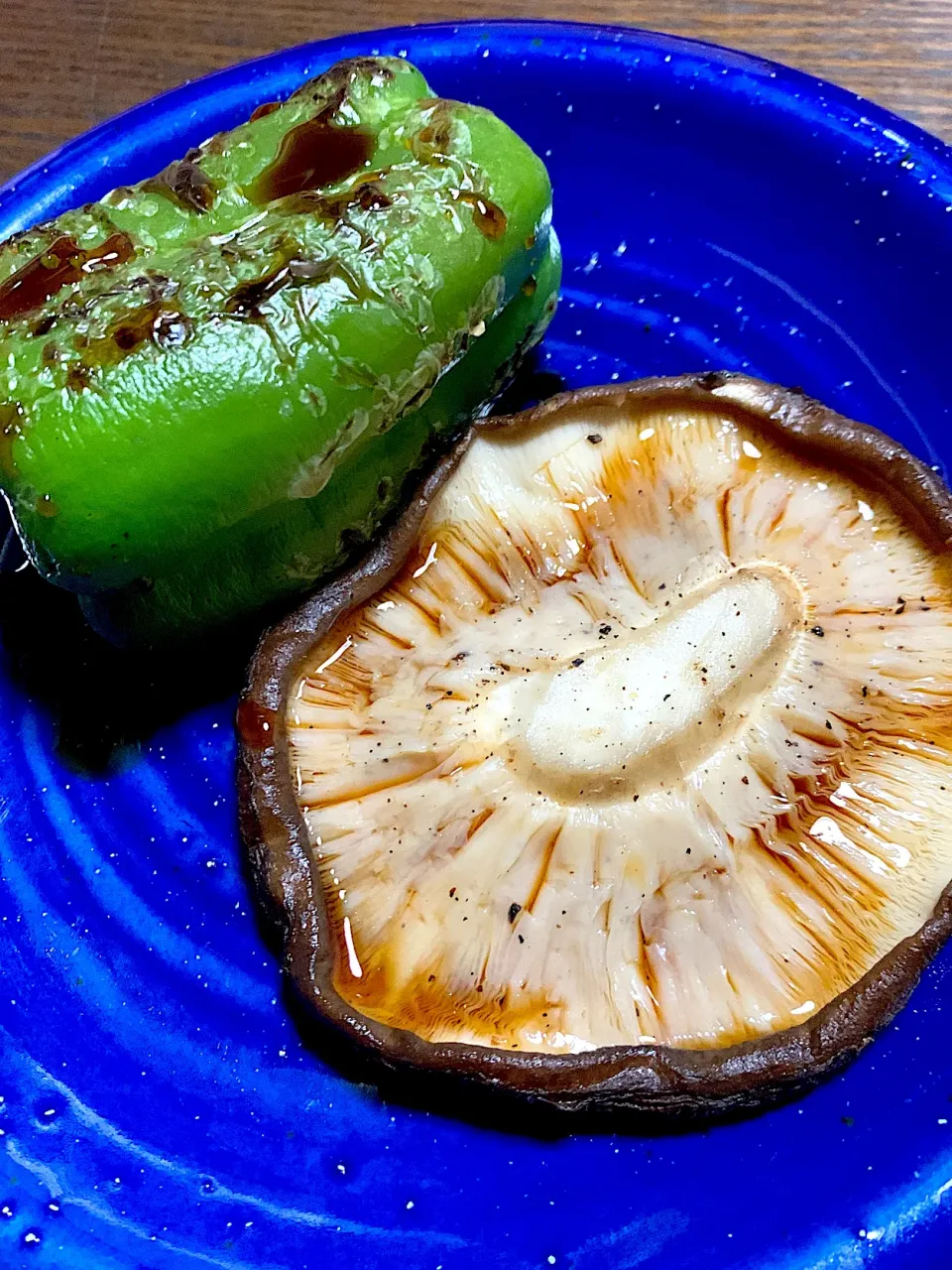 椎茸とピーマンの丸焼き^_^醤油たらして^_^|きよっさんさん