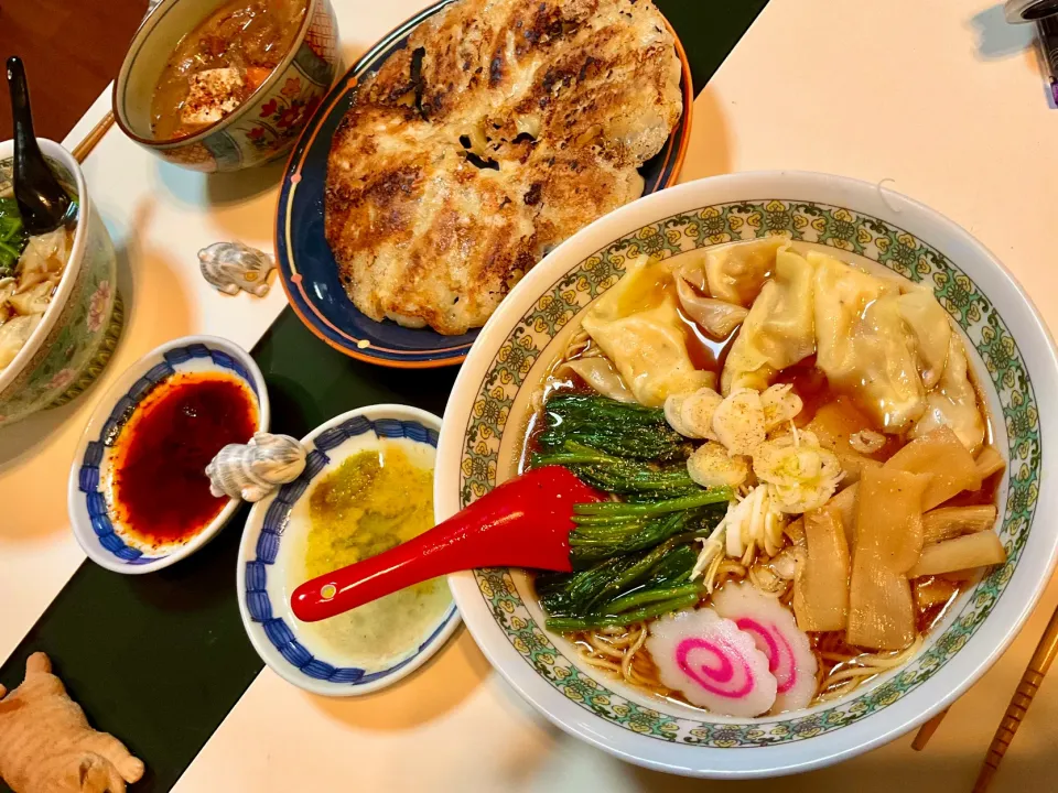 Snapdishの料理写真:ワンタン麺、餃子、モツ煮込みの街中華メニューで晩御飯|Takeshi  Nagakiさん