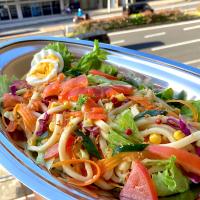 スモークサーモンのせサラダうどん