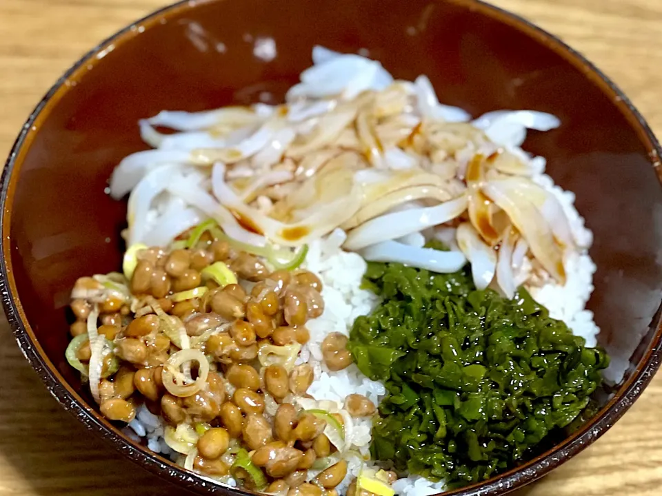 Snapdishの料理写真:☆いか納豆めかぶ丼|まぁたんさん