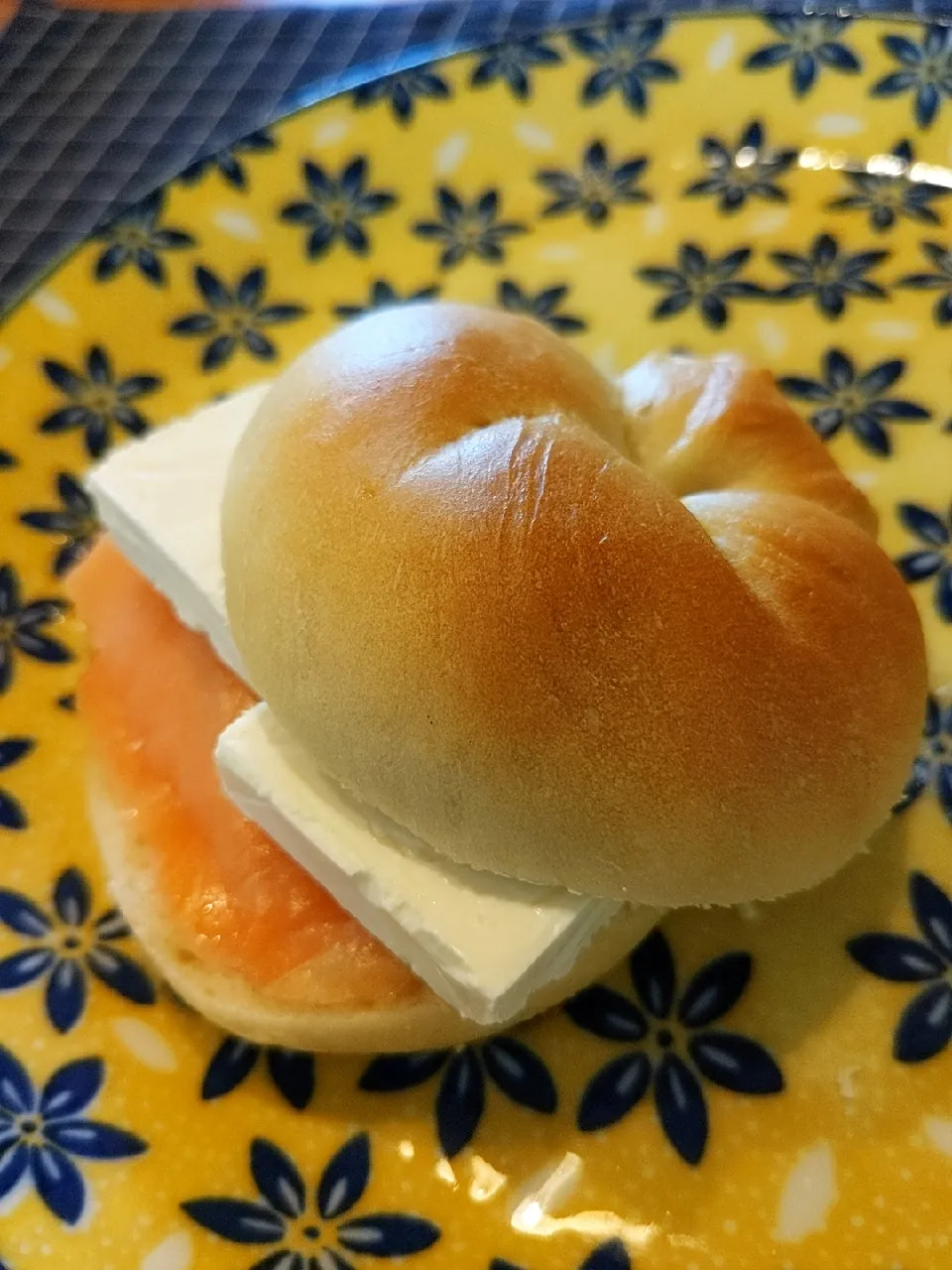 自家製ベーグルで朝ごはん🥯スモークサーモン＆クリームチーズ|Kanaさん