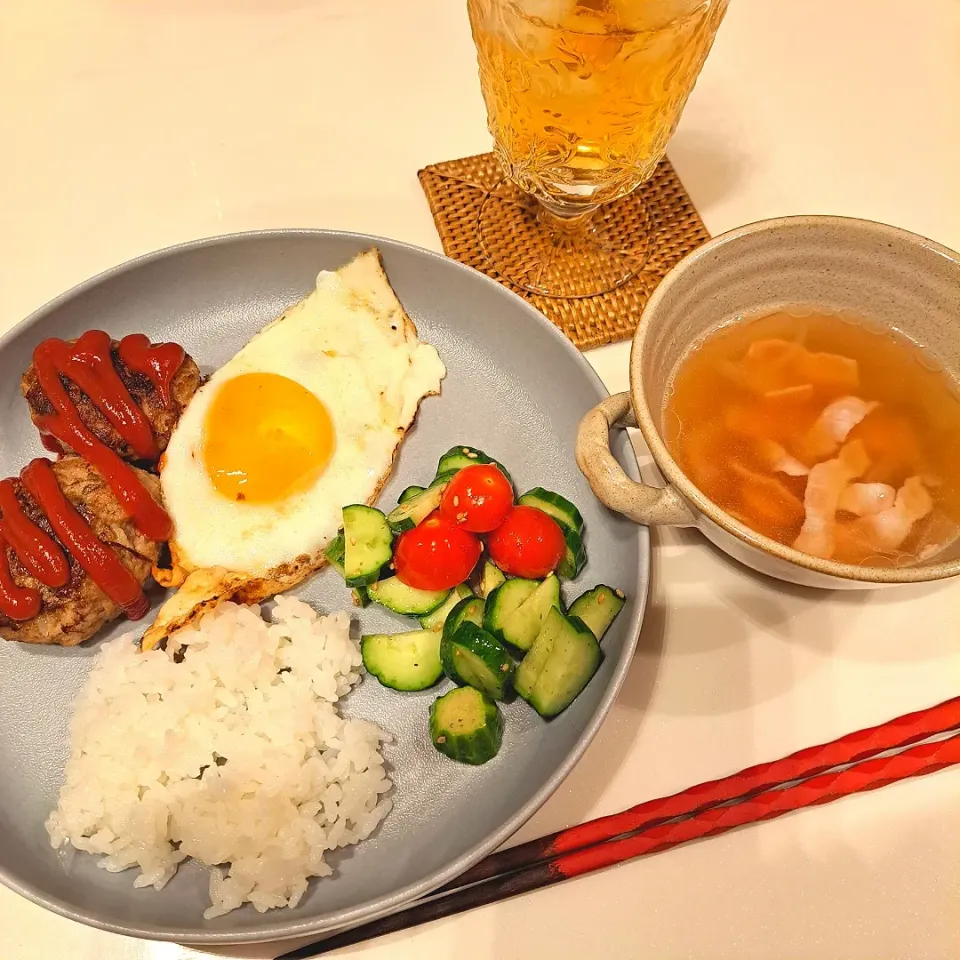 Snapdishの料理写真:目玉焼きハンバーグ、サラダ、ご飯、コンソメスープ|nikotan.syさん