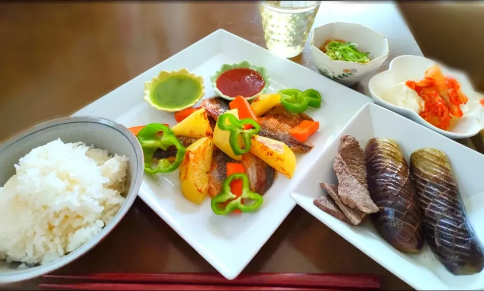 Snapdishの料理写真:昼ご飯♡

小アジを炒め焼き野菜プレートにアボガドソースとチリソース2種付け
と、ご飯、茄子と和牛の煮付け、豆腐キムチのせ、納豆
です♪|アカネ💖さん