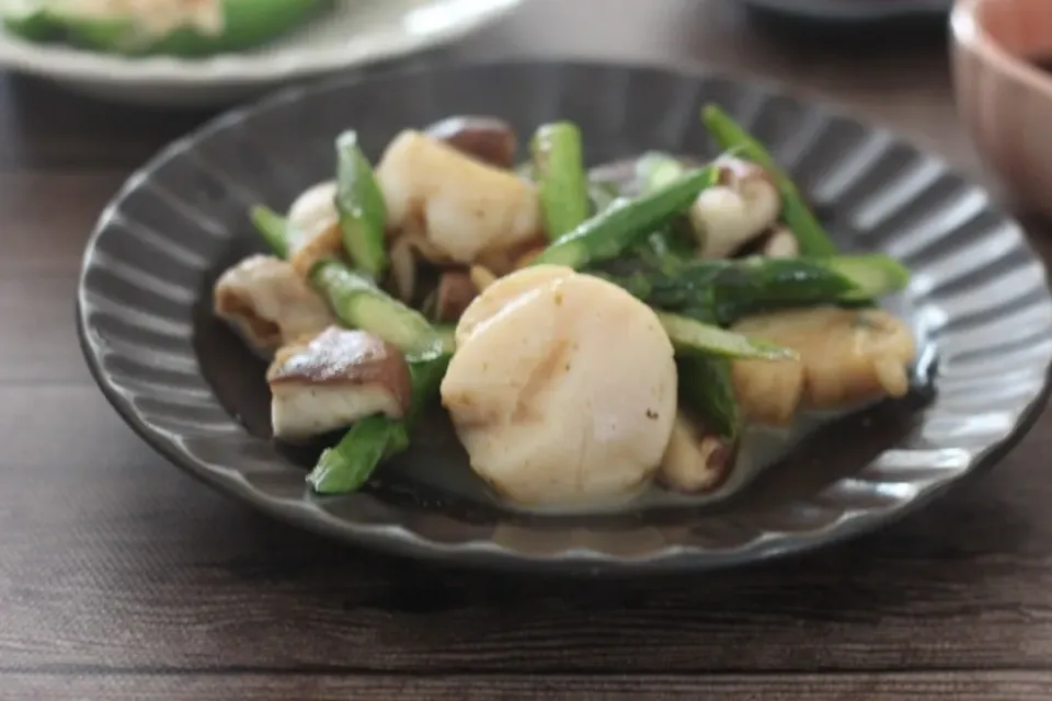 ホタテとアスパラと椎茸のバター魚醤炒め|ちいさなしあわせキッチンさん