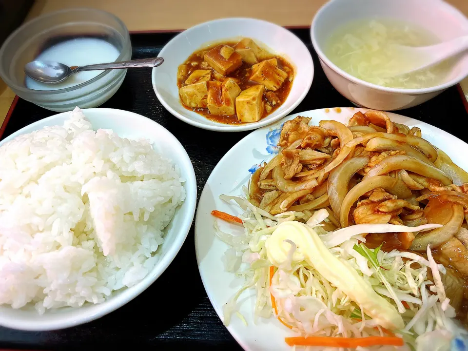 Snapdishの料理写真:豚バラ肉の生姜焼き定食 ¥800|Blue Moon Caféさん