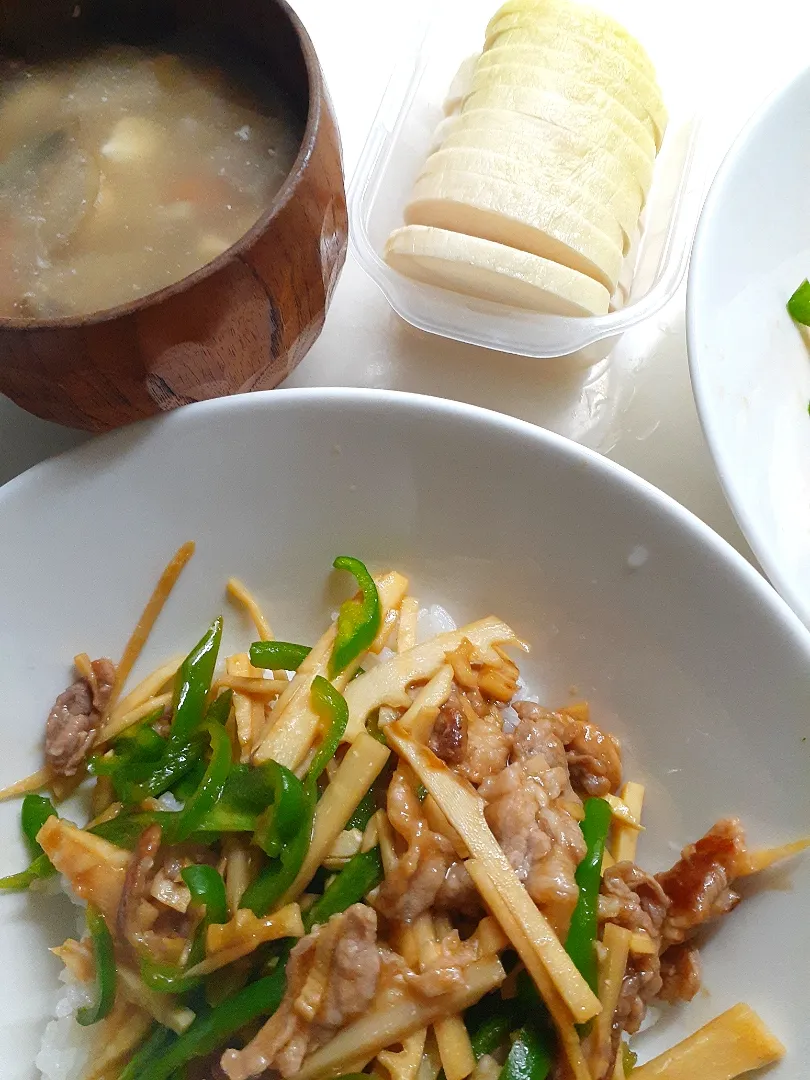 ☆夕飯☆青椒肉絲丼、けんちん汁、自家製沢庵|ｼｮｺﾗさん