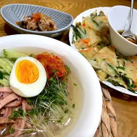 Snapdishの料理写真:韓国冷麺とじゃがいものチヂミ|peachさん