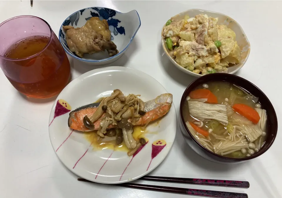 作り置きとアルモンデ晩御飯☆ポテサラ☆手羽元の酸っぱ煮☆鮭とキノコのバタポン焼き☆みそ汁（白菜・しめじ・人参・えのき）|Saharaさん