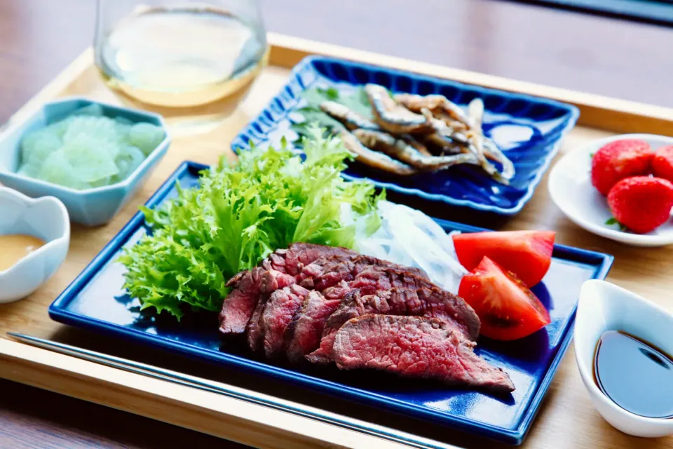 牛たたき、ワカサギの唐揚げ、刺身こんにゃく、苺の夕飯|マユマユさん