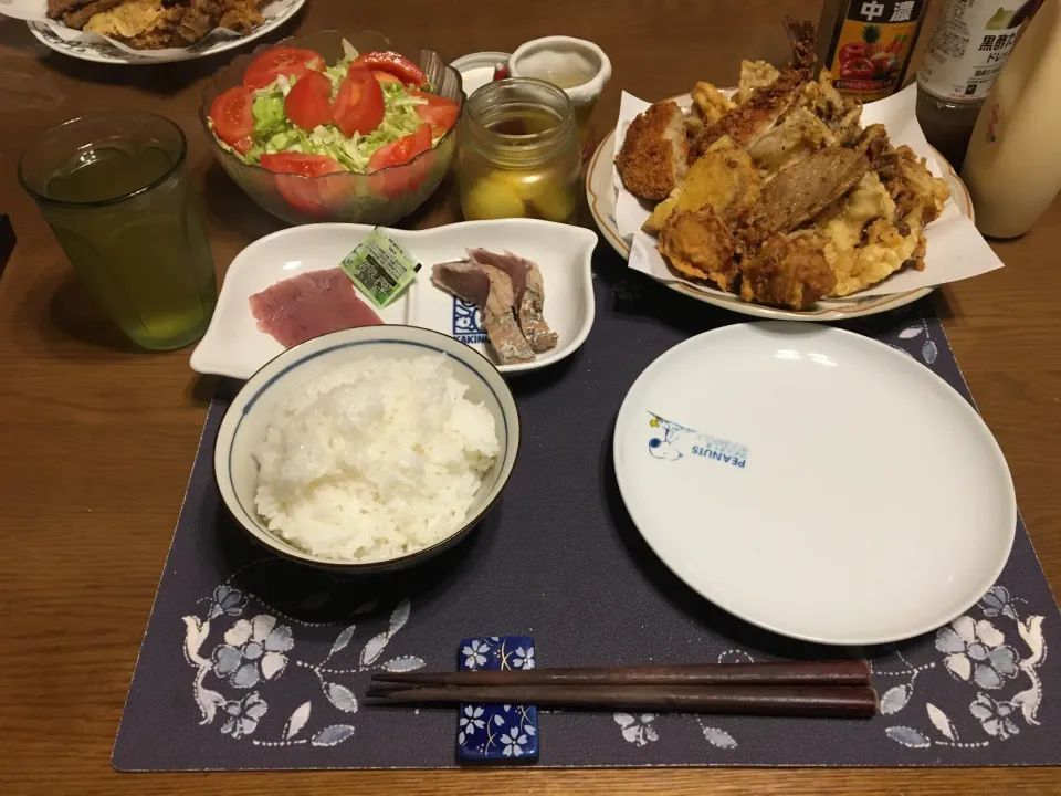 揚げ物プレート、鮪、鰹のたたき、サラダ(夕飯)|enarinさん