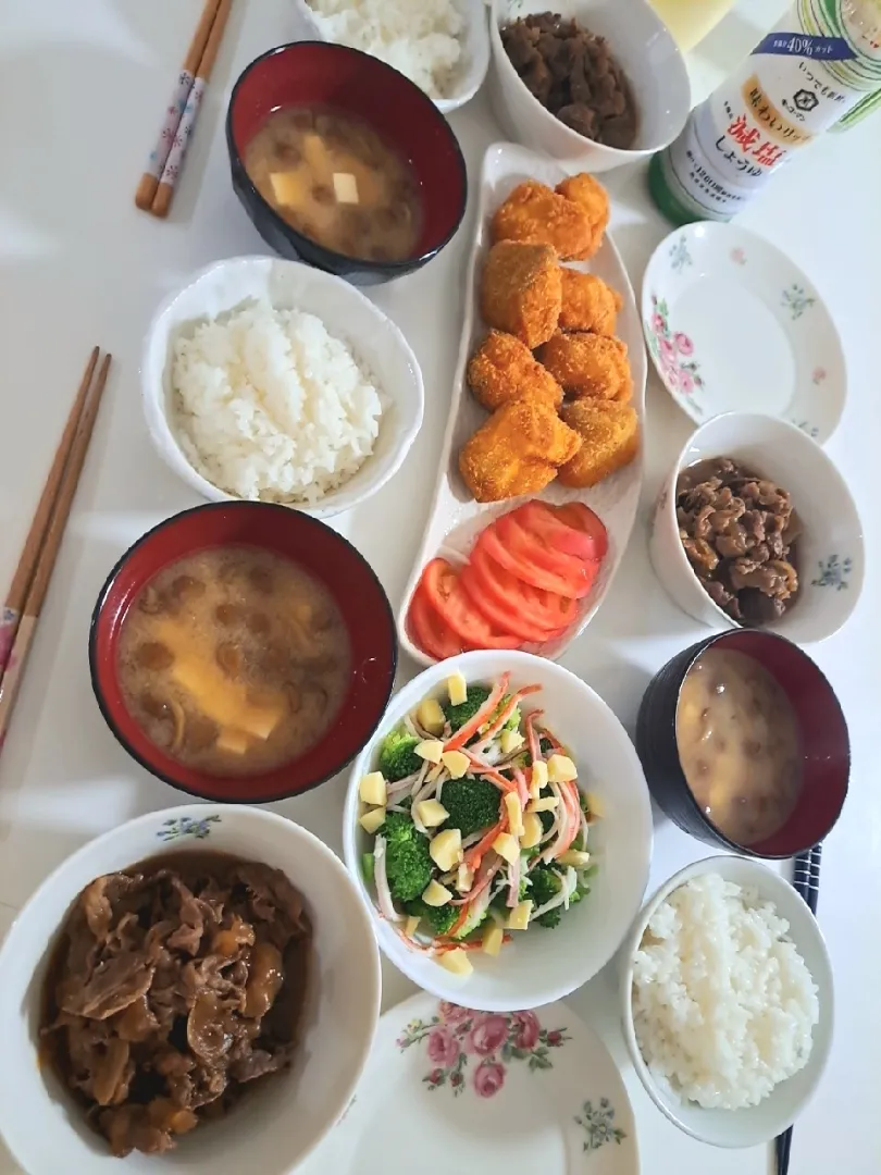 夕食(*^^*)
牛丼の具
サーモンフライ&トマト
ブロッコリーとカニカマチーズサラダ🥗
お味噌汁(なめこ、豆腐)|プリン☆さん