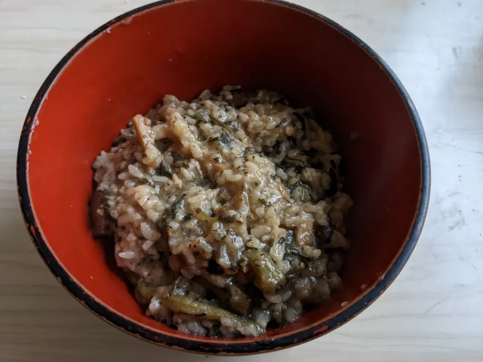 今朝の食事投稿忘れたので今頃。
肌寒かった為に使い掛け冷凍保存した青菜各種＋冷凍保存した生姜+煮干しっ子＋ナンプラーを新潟県産新之助米で、おじや風|Tarou  Masayukiさん