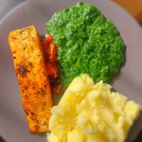 Snapdishの料理写真:mashed potatoes, spinach and salmon|Mildred Deneeさん